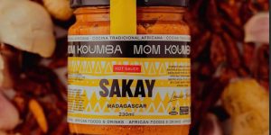 Maffé, yassa, sakay, doro wat : Mom Koumba met l’Afrique en boîte