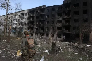 L’armée russe a revendiqué la prise d’un nouveau village en Ukraine, Macron évoque à nouveau l’envoi de troupes au sol