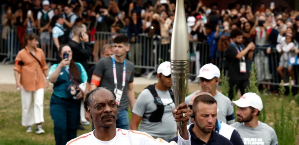 JO Paris-2024 : Le célèbre rappeur américain Snoop Dogg a porté la flamme olympique à Saint-Denis