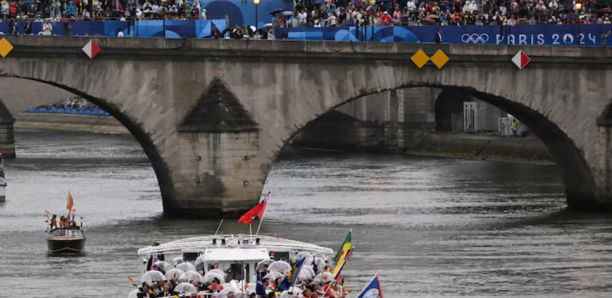 Paris lance ses Jeux par une parade pluvieuse sur la Seine