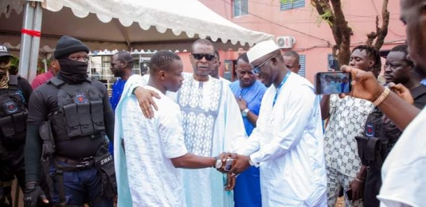 [Images] Décès de Toumani Diabaté : Youssou Ndour s’est rendu à Bamako pour présenter ses condoléances