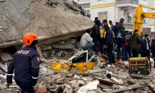Plus de 1.600 de morts en Turquie et en Syrie après un puissant séisme