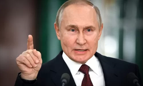Le mandat d’arrêt international fait rigoler Poutine