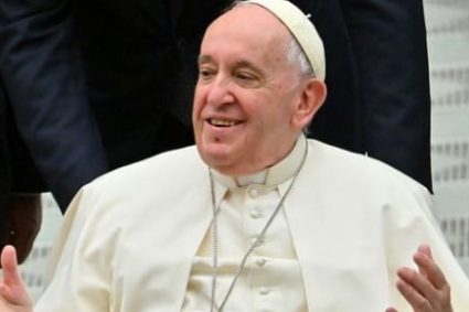 Le pape va être opéré d’urgence mercredi pour un risque d’occlusion intestinale (Vatican)
