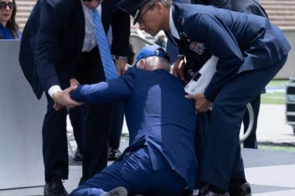 Biden chute sur scène lors d’une cérémonie militaire