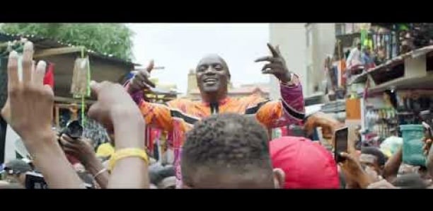 Akon reprend le micro et met à l’honneur le peuple nigérian