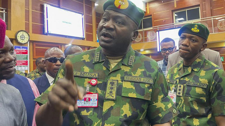 Nigeria : Le chef de l’armée met en garde certains de ses concitoyens qui réclament un putsch contre Tinubu