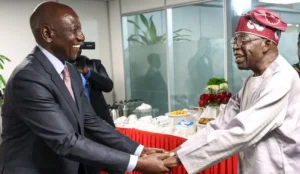 William Ruto et Bola Tinubu : les “présidents volants” de l’Afrique sous le feu des critiques