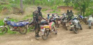 Saraya : L’armée démantèle un grand site d’orpaillage clandestin, 26 orpailleurs arrêtés