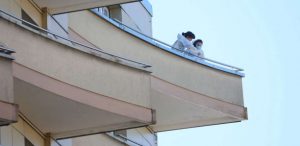 Italie : Elle saute du 5e étage d’un immeuble avec son fils de 6 ans dans les bras